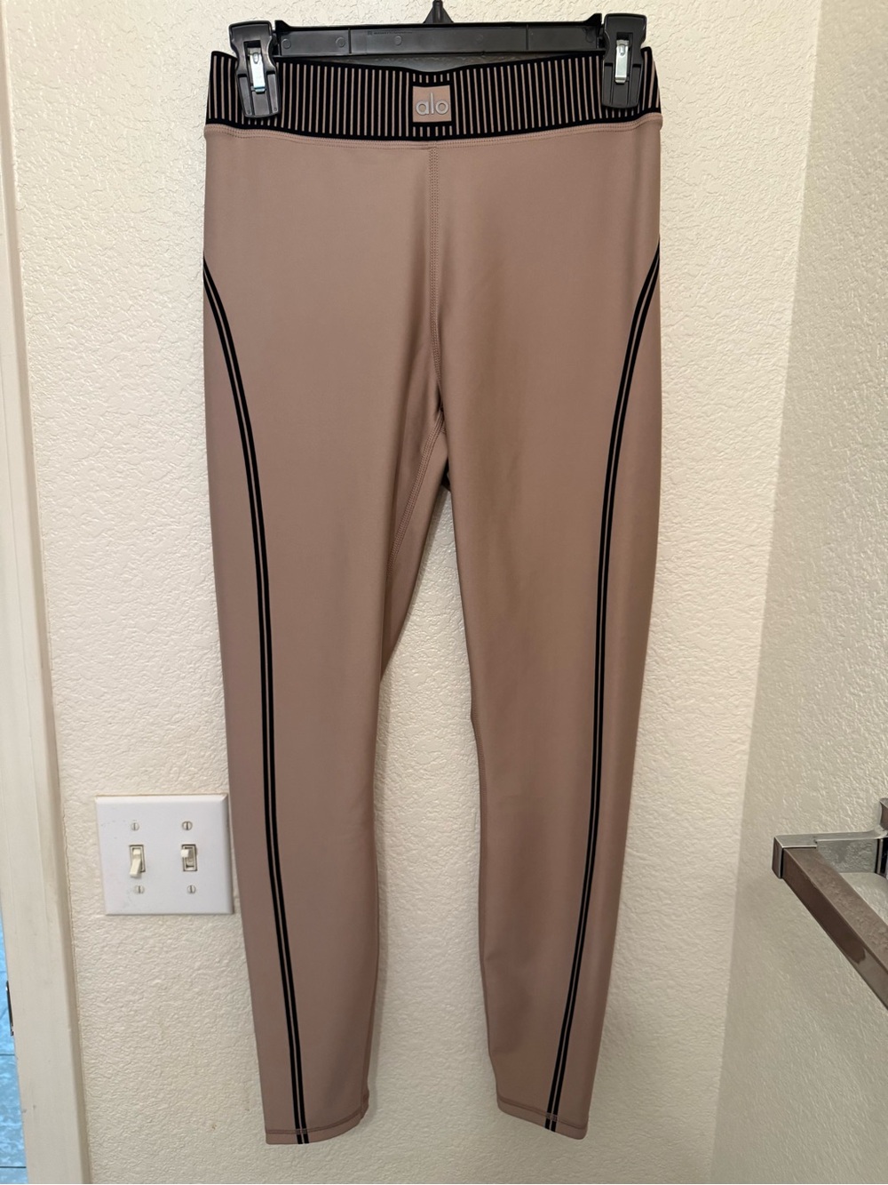 Alo yoga airlift 7/8 line up leggings in gravel color